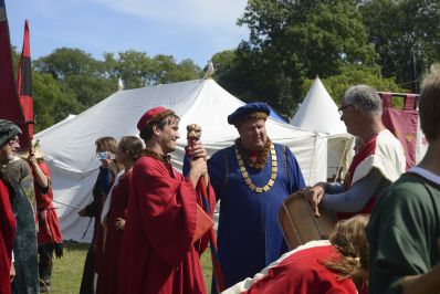 BorgmÀstare Röd - Gustaf Hoffsted (Riksdagsledamot för Moderaterna) och BorgmÀstare BlÄ, Roland Salemark (Bokia) samtalar med trumslagare Lars Danielsson BorgmÀstare Röd - Gustaf Hoffsted (Riksdagsledamot för Moderaterna) och BorgmÀstare BlÄ, Roland Salemark (Bokia) samtalar med trumslagare Lars Danielsson