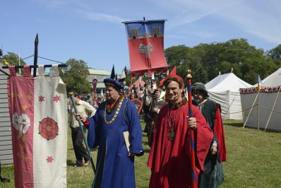 BorgmÀstare Röd - Gustaf Hoffsted och BorgmÀstare BlÄ, Roland Salemark paraderar in pÄ arenan BorgmÀstare Röd - Gustaf Hoffsted och BorgmÀstare BlÄ, Roland Salemark paraderar in pÄ arenan