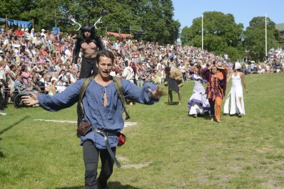 En gycklare flyr i panik frÄn odjuret En gycklare flyr i panik frÄn odjuret