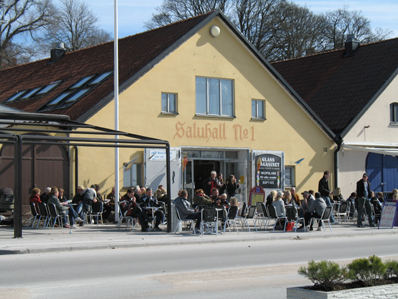 bild - fullt pÃ¥ uteserveringen till glassmagasinet