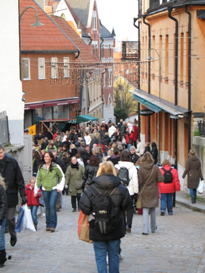 bild - folkvimmel pÃ¥ adelsgatan i visby pÃ¥ skyltsÃ¶ndagen