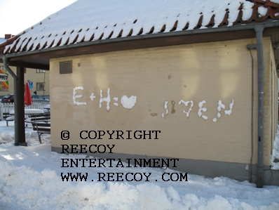 bild - e plus h lika med hjÃ¤rta skrivet med snÃ¶ pressat mot husvÃ¤gg