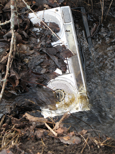 bild - radio som ligger i ett vattendrag