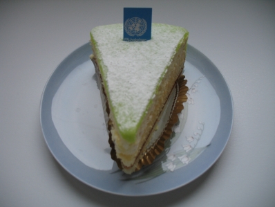 bild - princesstårtebit med fn-märke på bild - princesstårtebit med fn-märke på