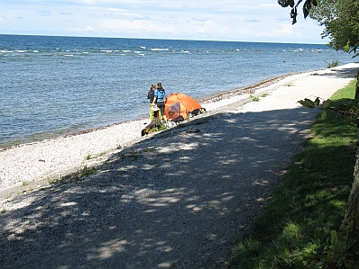 bild - tvÃ¥ tjejer och ett tÃ¤lt pÃ¥ stenig strand vid strandpromenaden i visby