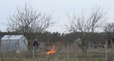 man som brÀnner grenar och kvistar i kolonilott i visby man som brÀnner grenar och kvistar i kolonilott i visby
