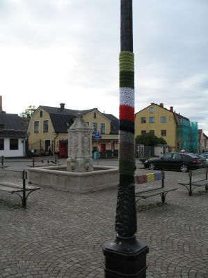 stickning / virkning pÄ lykstolpe pÄ Södertorg i Visby stickning / virkning pÄ lykstolpe pÄ Södertorg i Visby