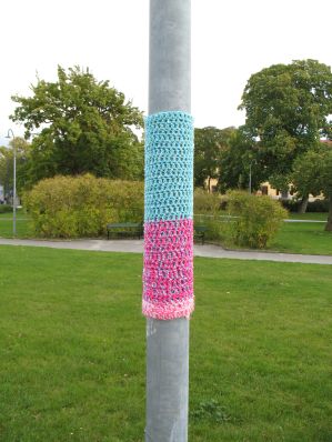 stickning / virkning pÄ lyktstolpe i gamla murgrönanomrÄdet i Visby stickning / virkning pÄ lyktstolpe i gamla murgrönanomrÄdet i Visby