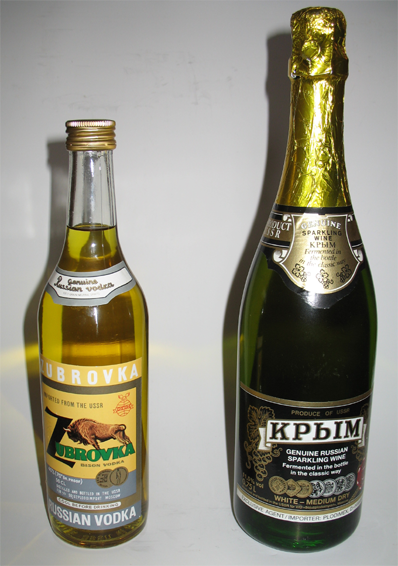 bild - en flaska rysk bisongrÃ¤svodka och en flaska Krim, rysk skumpa
